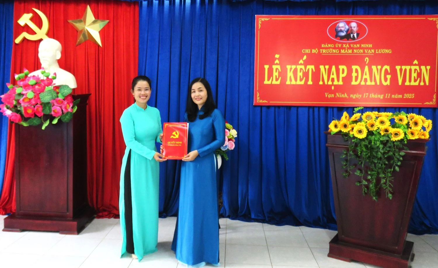 Chi bộ Trường Mầm non Vạn Lương kết nạp đảng viên nhiệm kỳ 2025 - 2030.