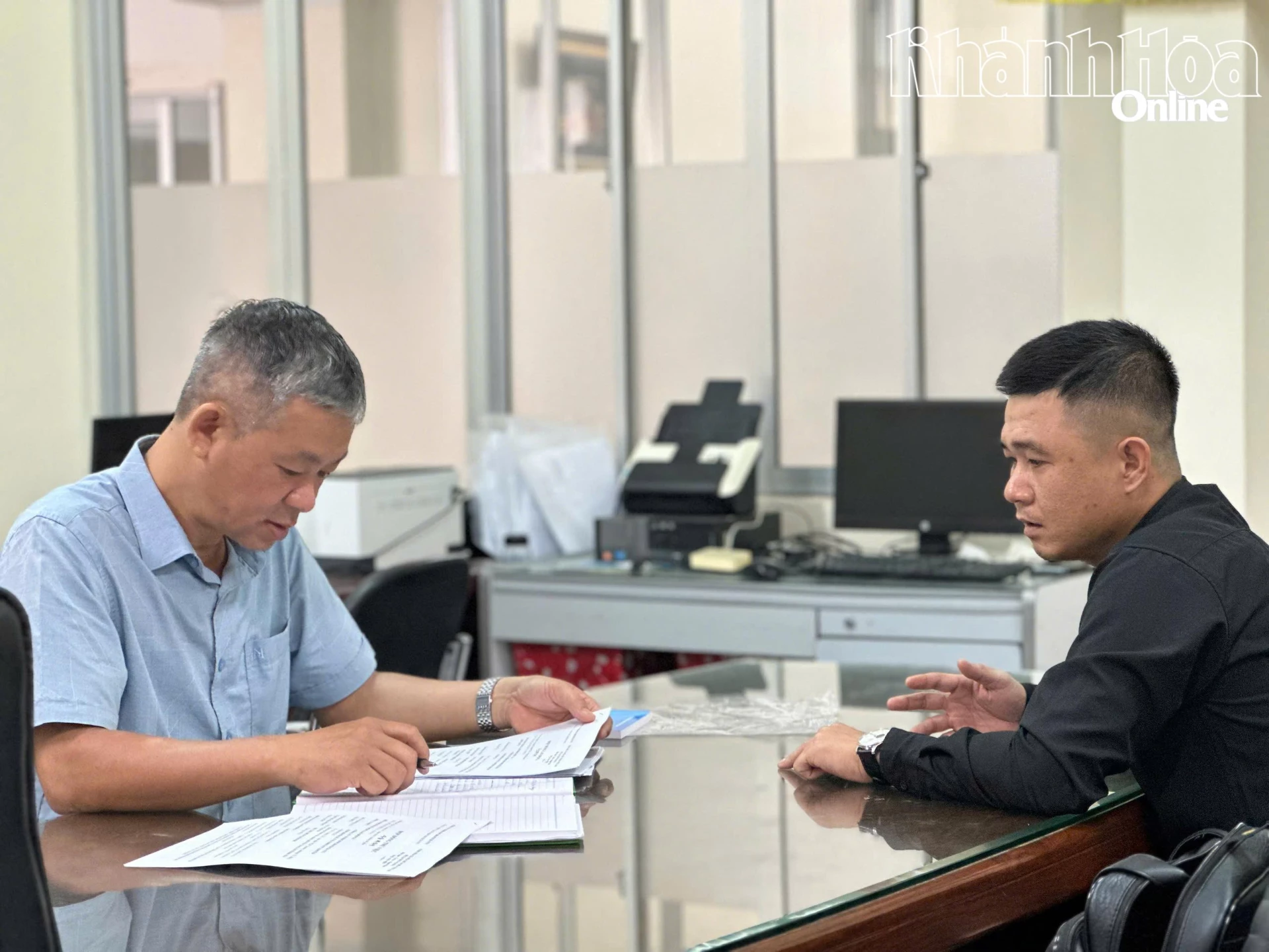 Cán bộ Liên đoàn Lao động tỉnh tiếp nhận thông tin và tư vấn pháp luật bảo vệ quyền lợi chính đáng cho người lao động.