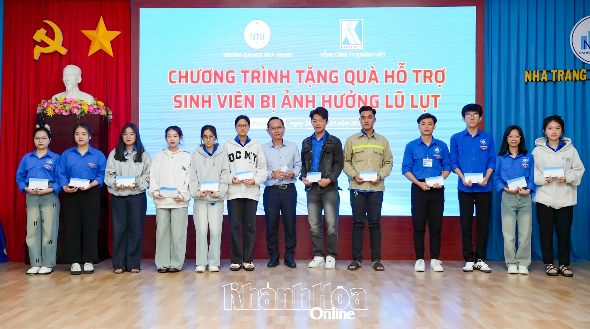 Đại diện Tổng Công ty Khánh Việt trao quà cho sinh viên Trường Đại học Nha Trang