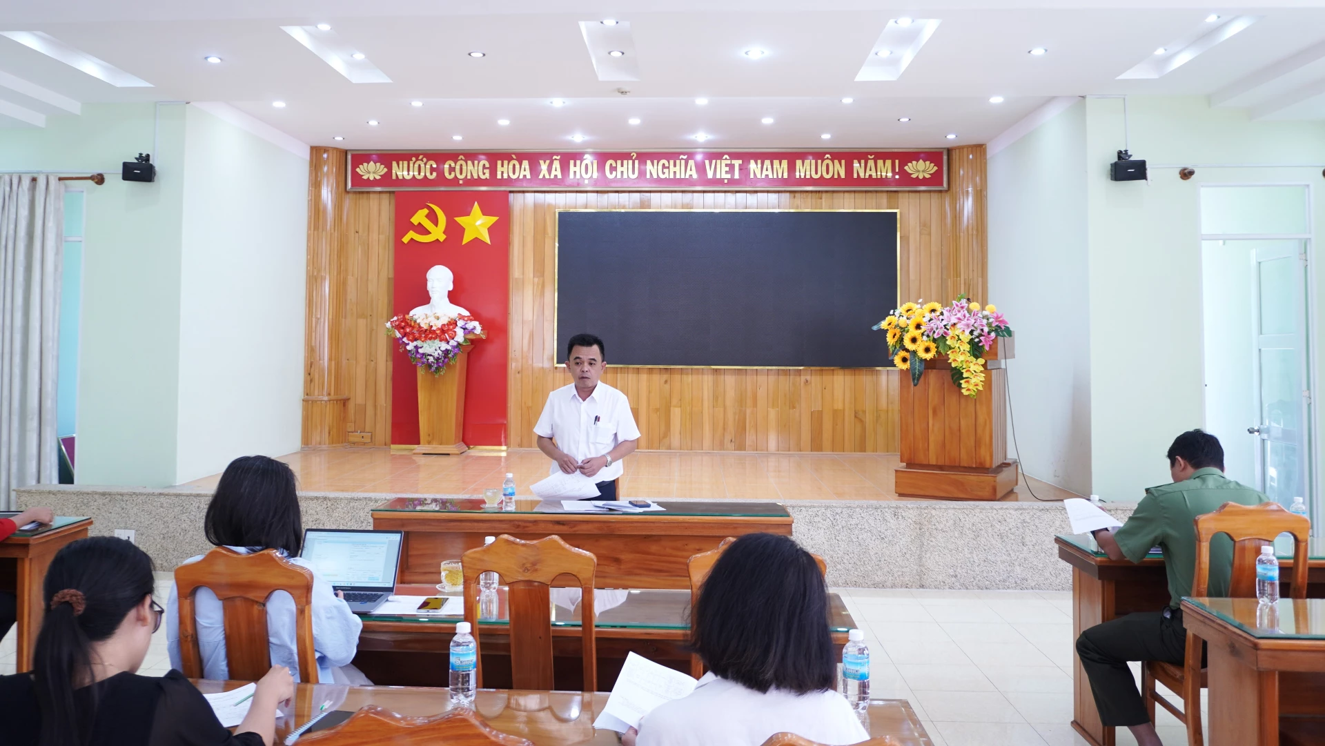 Quang cảnh cuộc họp.