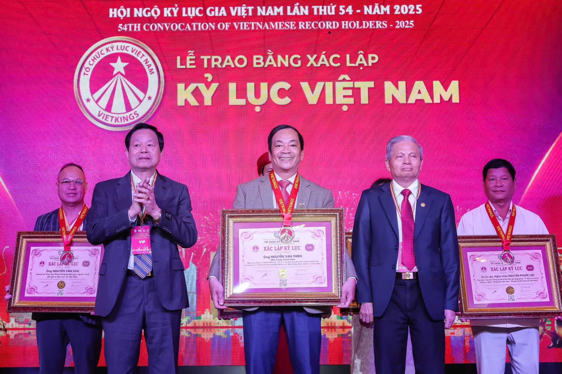 Ông Nguyễn Văn Thiện nhận bằng xác lập kỷ lục Việt Nam cho hệ thống Chatbot AI lĩnh vực y khoa. (Ảnh nhân vật cung cấp)