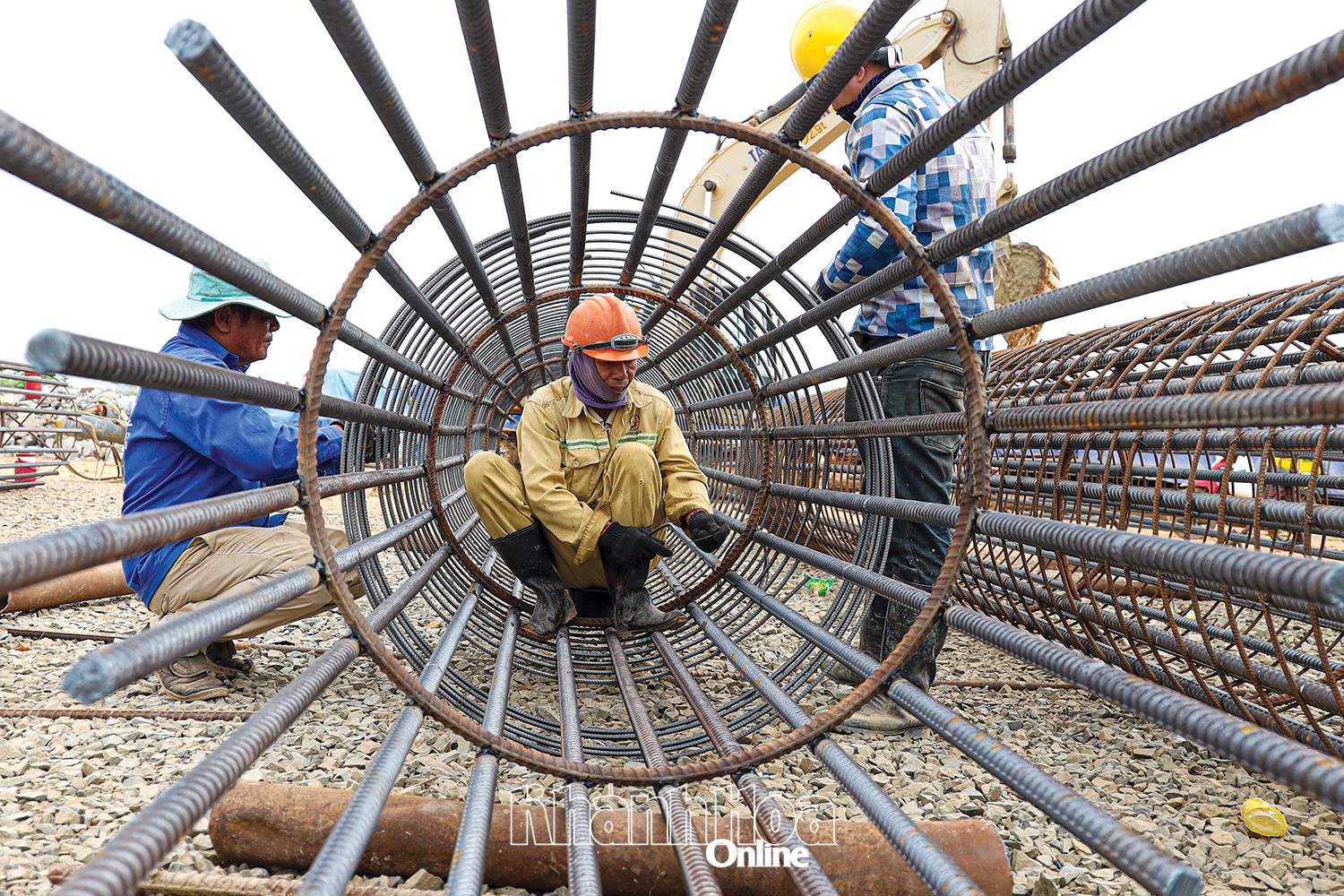 Công nhân thi công trên công trường 
đường bộ cao tốc Khánh Hòa - Buôn Ma Thuột.