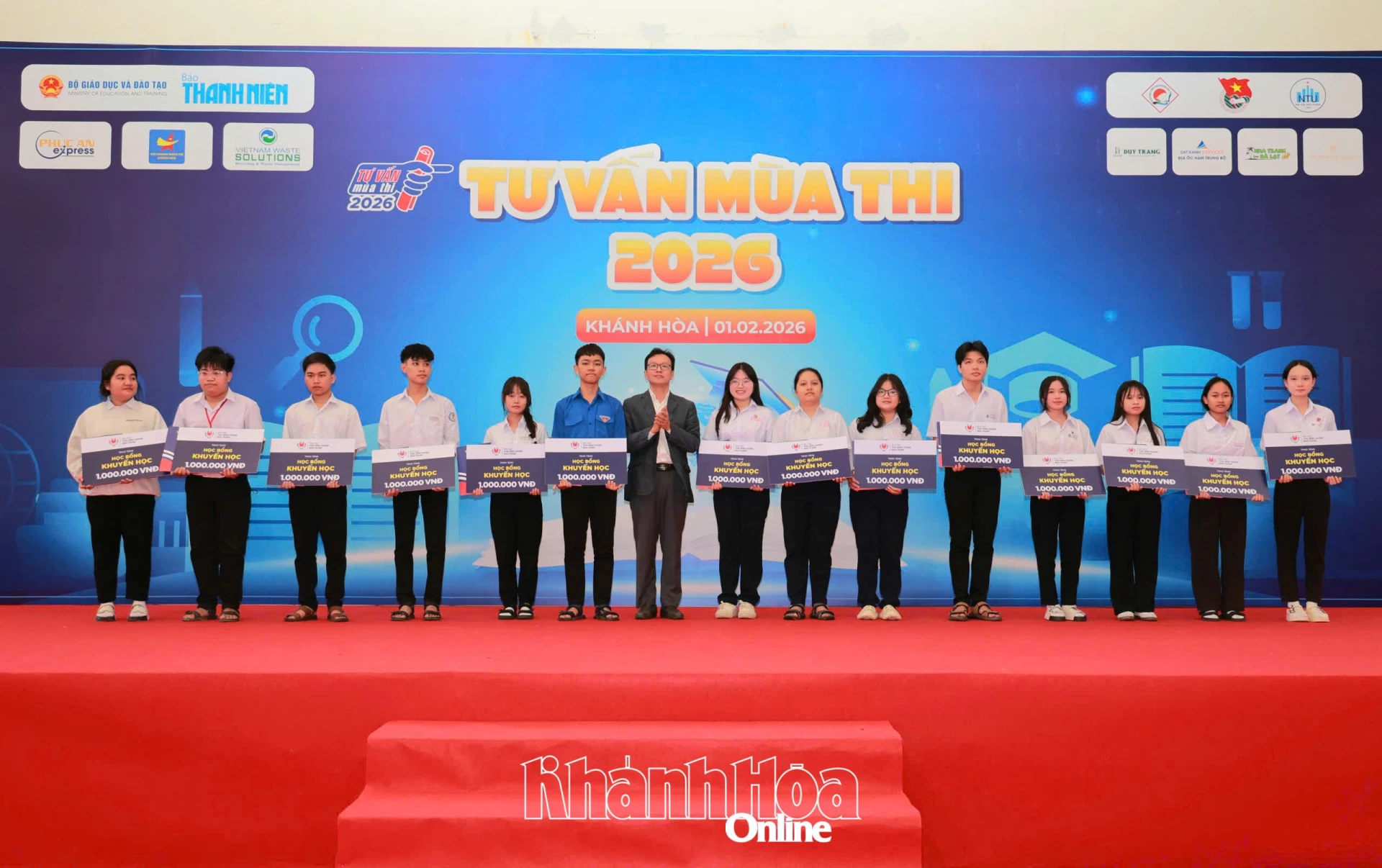 Lãnh đạo Trường Đại học Thái Bình Dương trao học bổng cho các học sinh.