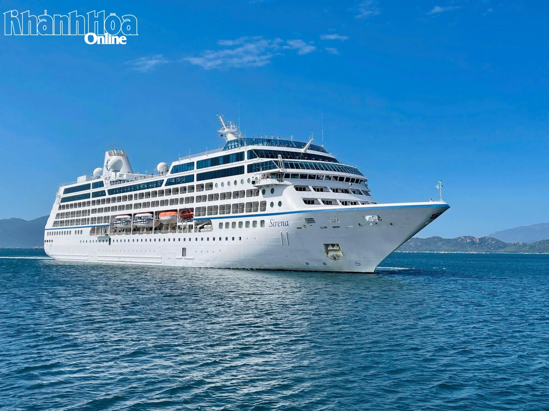Two cruise ships bring 3,400 tourists to Khanh Hoa