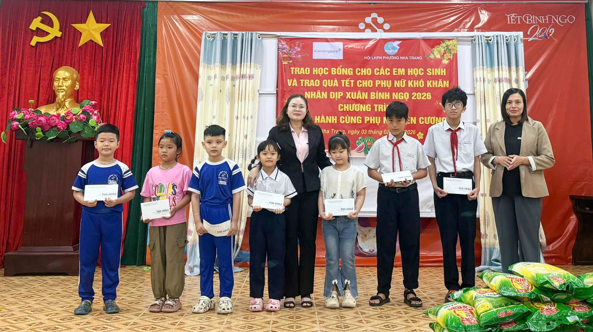 Lãnh đạo Hội Liên hiệp Phụ nữ phường Nha Trang trao học bổng cho trẻ em có hoàn cảnh khó khăn.