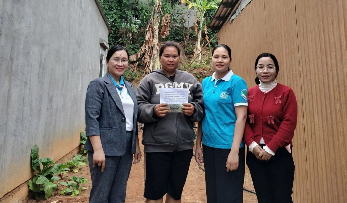 Hội Liên hiệp Phụ nữ xã Tây Khánh Sơn trao tiền hỗ trợ người dân có hoàn cảnh khó khăn