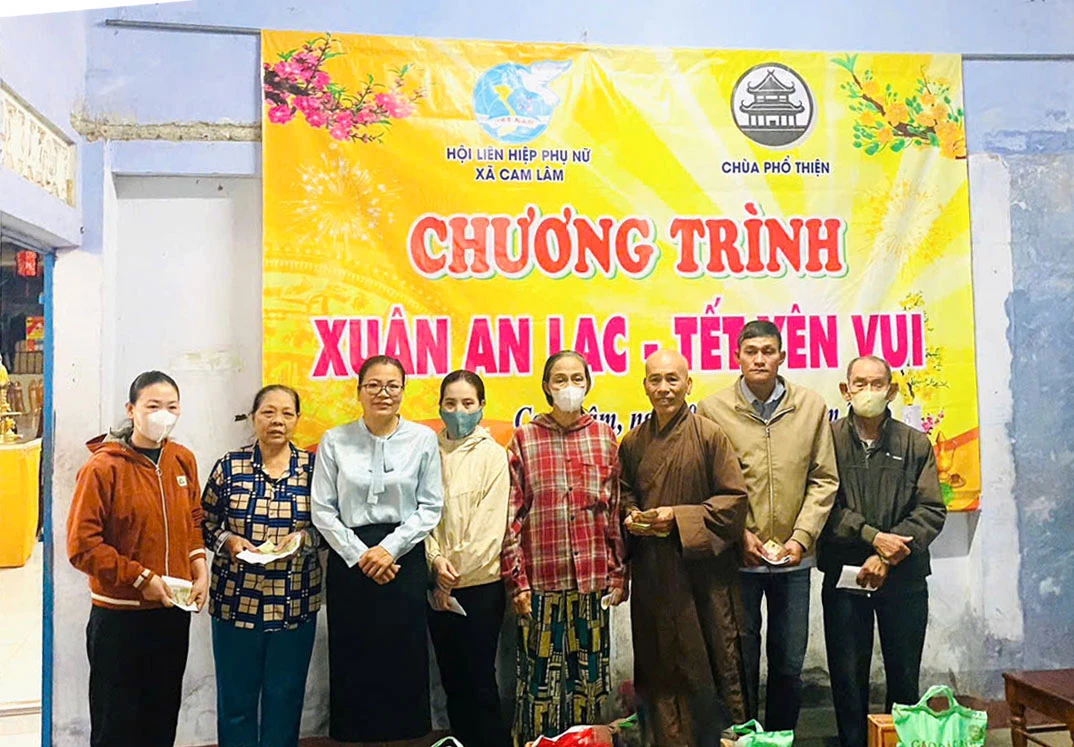 Ban tổ chức trao quà hỗ trợ các gia đình có hoàn cảnh khó khăn.