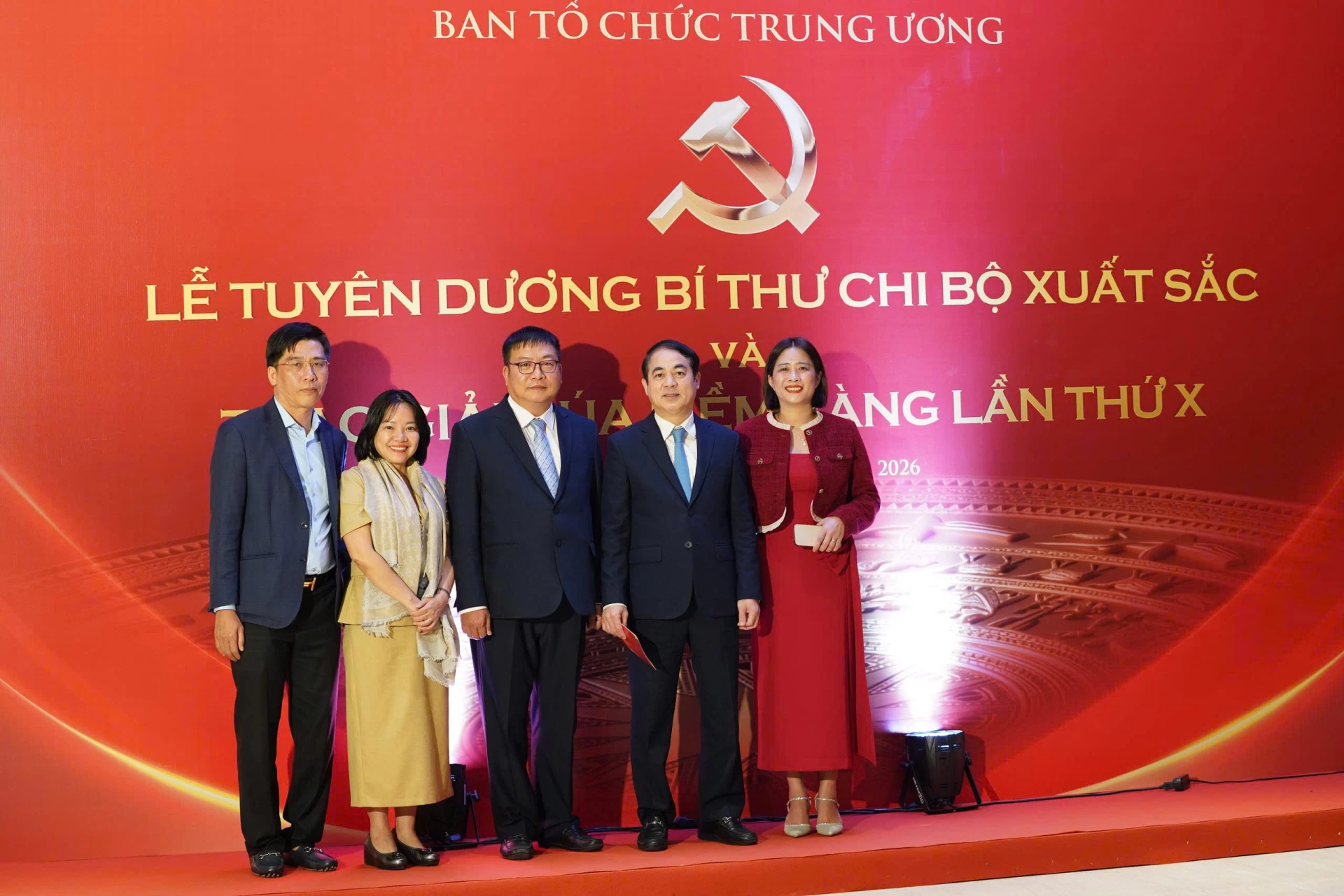 Bí thư Tỉnh uỷ Nghiêm Xuân Thành, Trưởng ban Tuyên giáo và Dân vận Tỉnh uỷ Võ Hoàn Hải cùng đoàn đại biểu tỉnh Khánh Hoà tham dự Lễ Tuyên dương Bí thư chi bộ xuất sắc và công bố, trao Giải Búa liềm vàng lần thứ X.