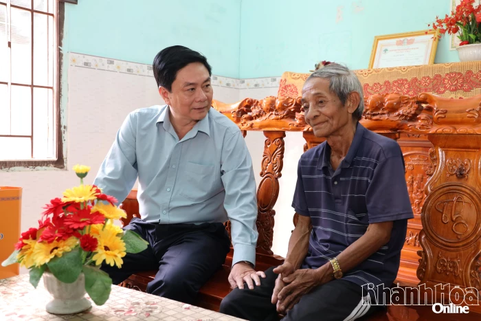 Phó Chủ tịch Thường trực HĐND tỉnh Lữ Thanh Hải, thăm, tặng quà người có công nhân dịp Tết Nguyên đán Bính Ngọ 2026