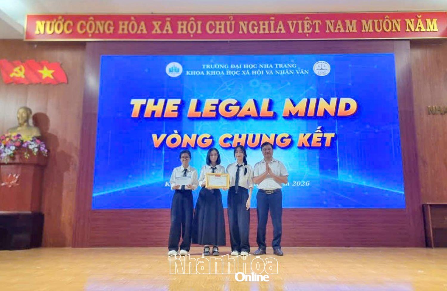 Đại diện Ban tổ chức trao giải cho đội đoạt giải nhất. 