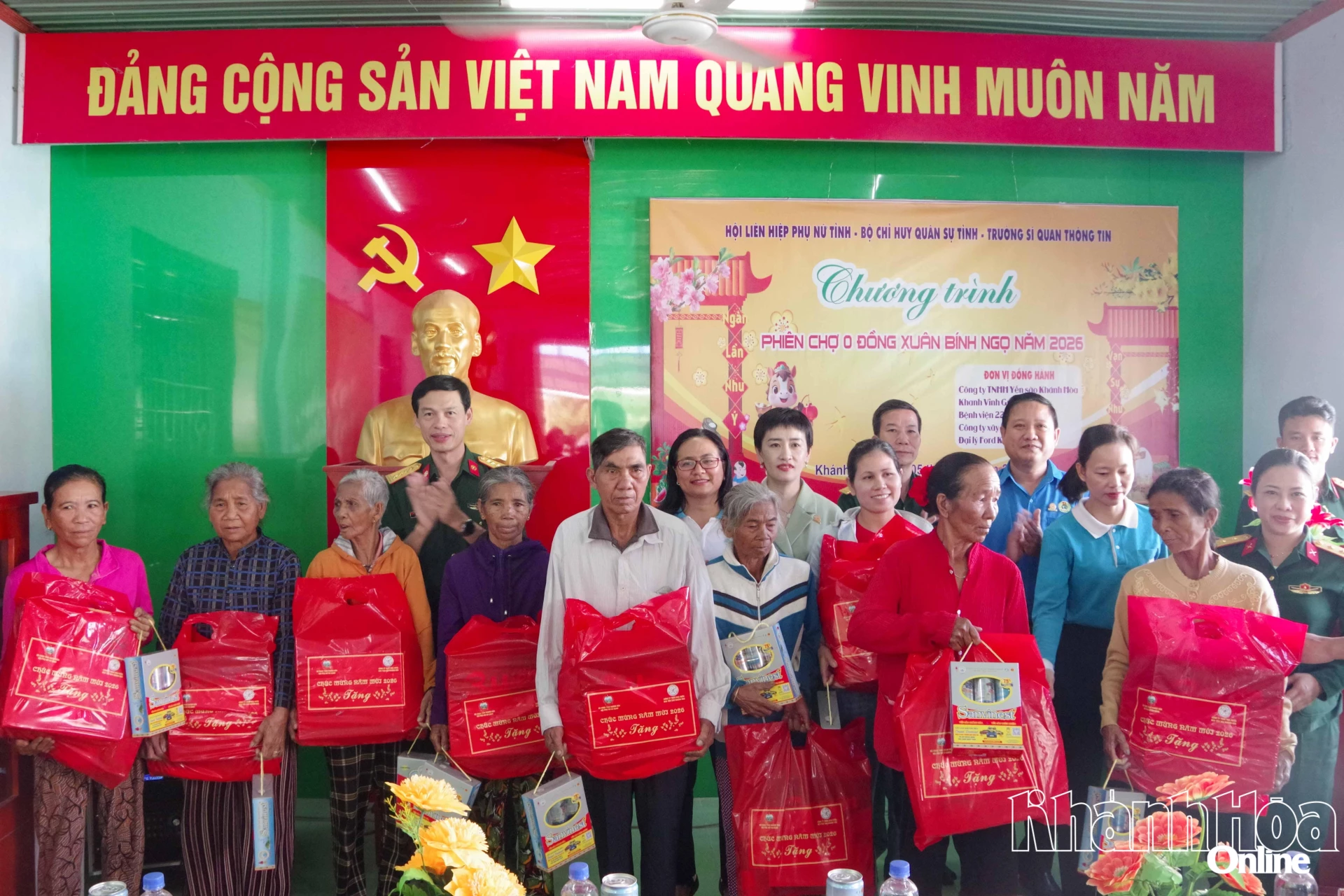 Ban tổ chức tặng quà Tết cho các hộ gia đình khó khăn.