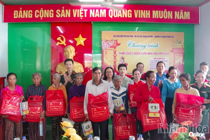 Trao 270 phần quà Tết cho người dân xã Tây Ninh Hòa