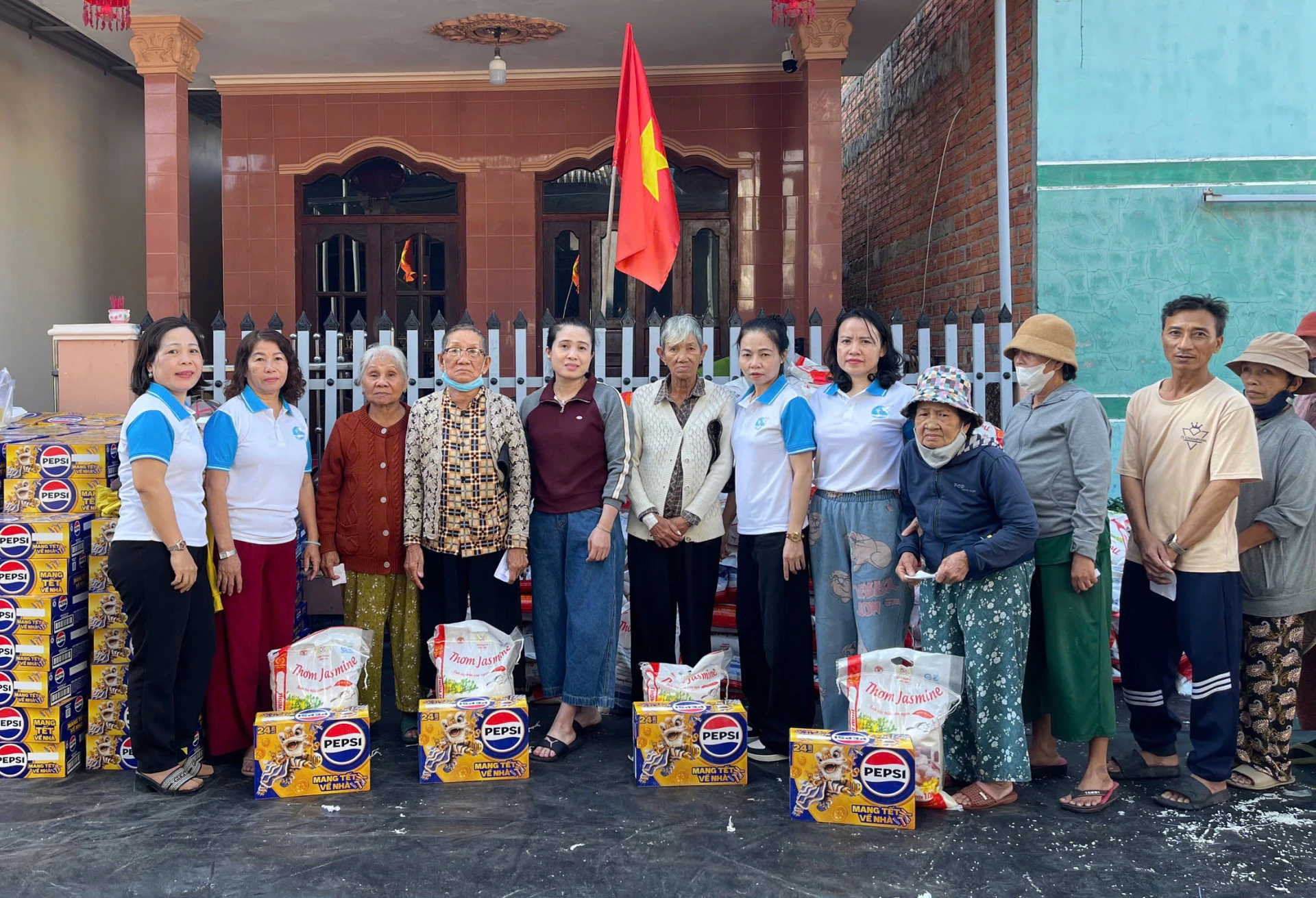 Trao tặng những phần quà Tết cho người dân khó khăn.
