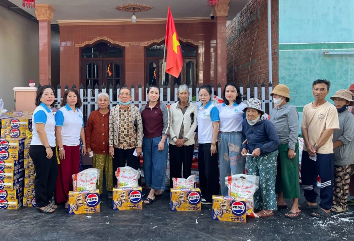 Hội Liên hiệp Phụ nữ phường Bắc Cam Ranh phối hợp trao 320 suất quà cho người dân khó khăn