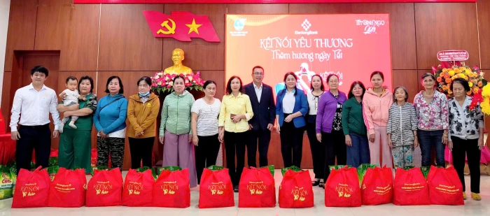 Trao 50 suất quà Tết cho phụ nữ có hoàn cảnh khó khăn ở phường Tây Nha Trang