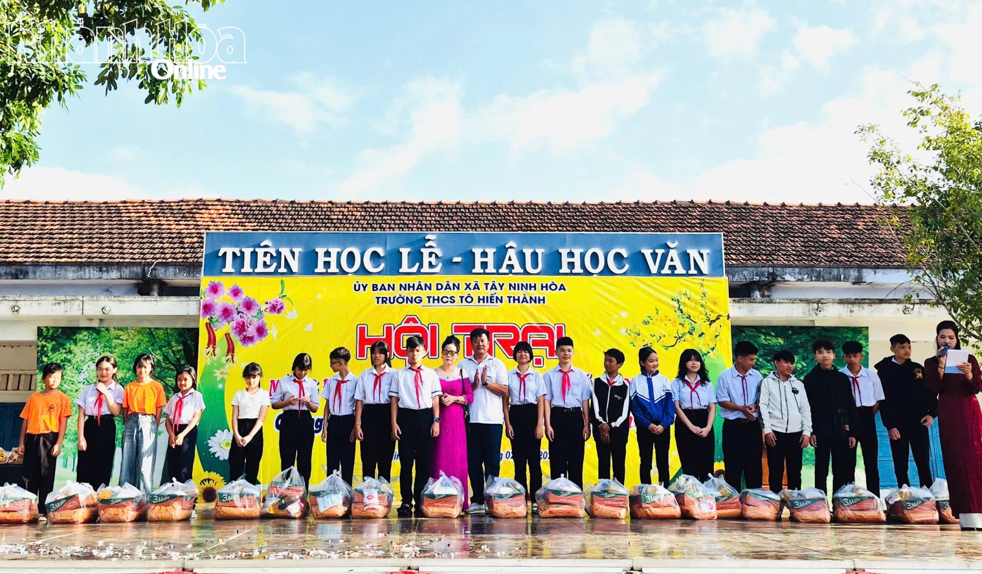 Học sinh có hoàn cảnh khó khăn nhận quà của các mạnh thường quân