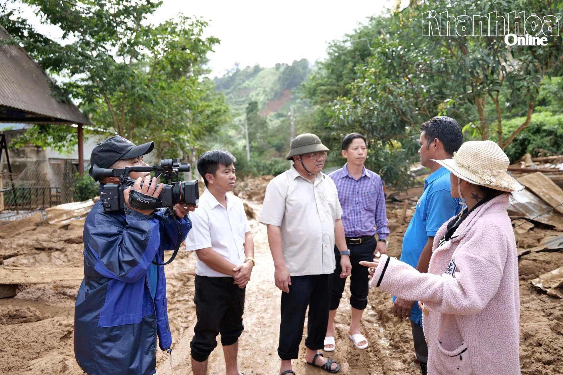 Phóng viên Báo và Phát thanh, Truyền hình Khánh Hòa tác nghiệp, ghi hình lãnh đạo tỉnh kiểm tra tình hình mưa lũ, sạt lở vào tháng 11-2025.