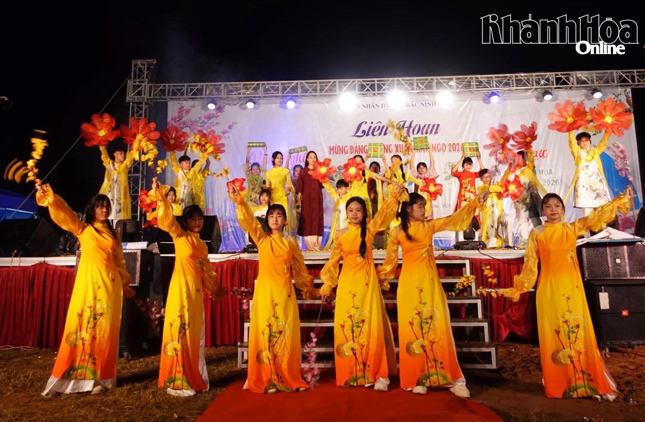 Một tiết mục văn nghệ tại liên hoan.