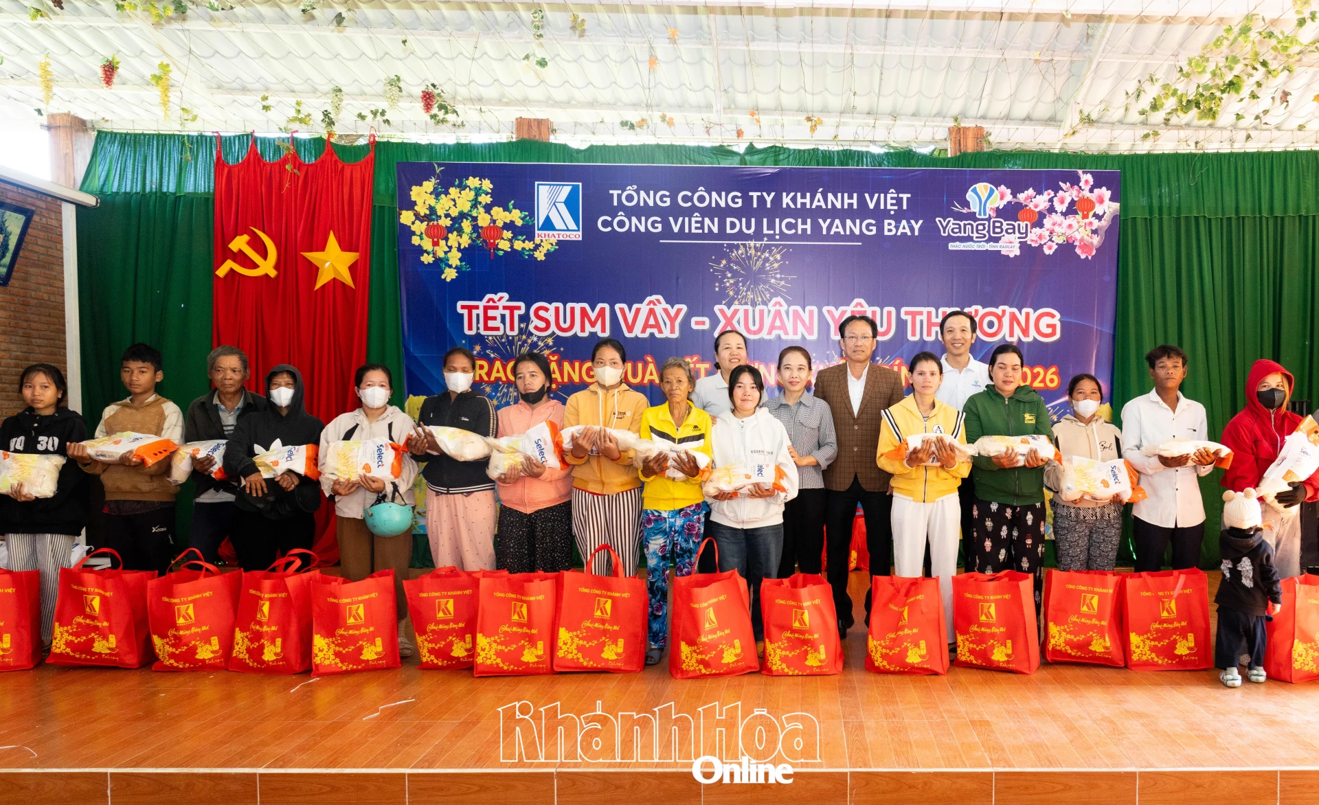 Lãnh đạo Công viên Du lịch Yang Bay trao quà cho người dân có hoàn cảnh khó khăn xã Khánh Vĩnh