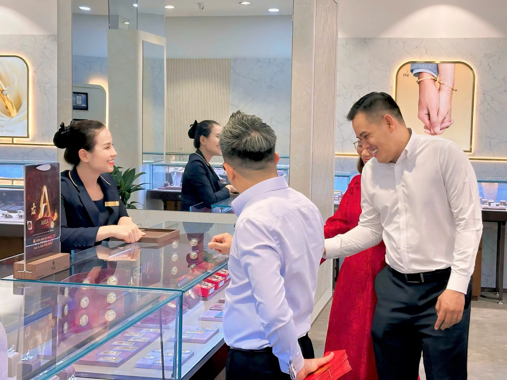 Khách hàng mua sắm và trải nghiệm các mẫu sản phẩm dành cho Ngày Thần Tài tại cửa hàng PNJ.