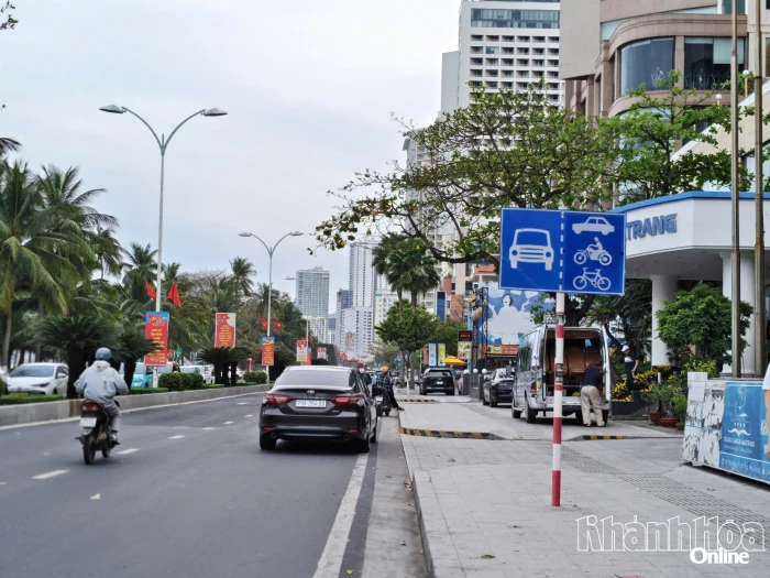 Ô tô con được đi chung làn với xe máy và xe đạp trên đường Trần Phú