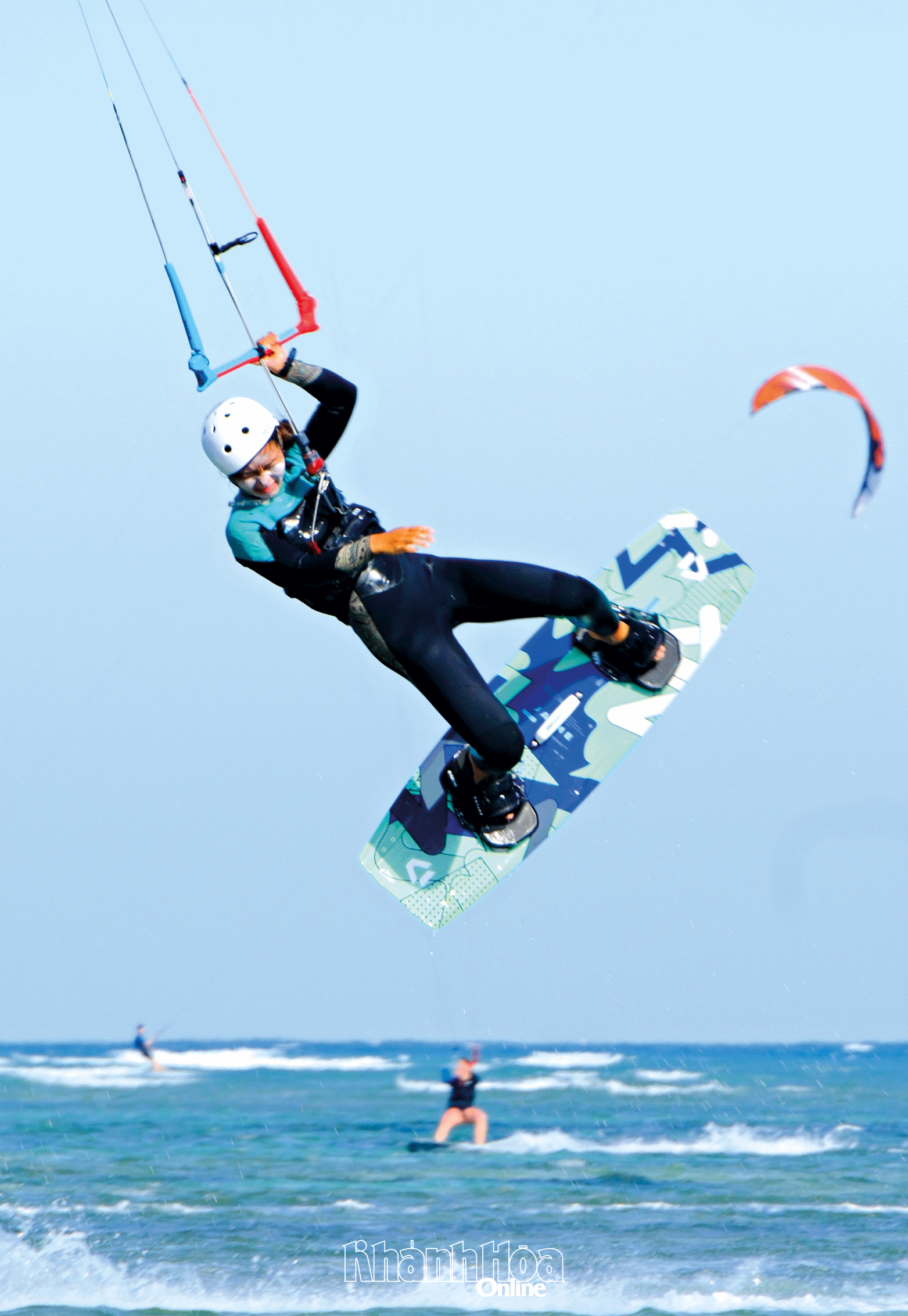 Các pha lướt sóng và bay người trên không của các vận động viên nước ngoài trong phần thi Big Air Tricks.