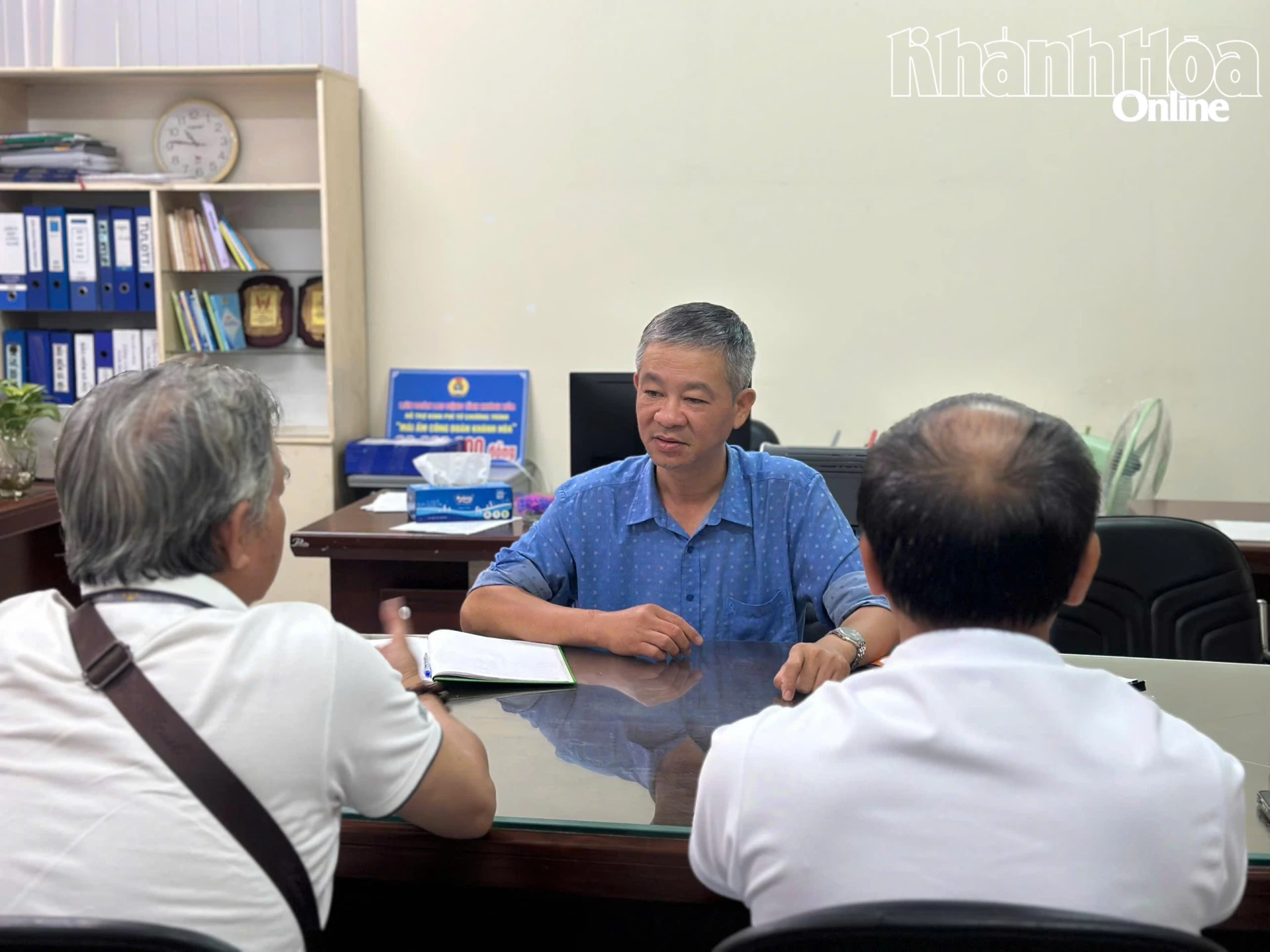 Cán bộ Liên đoàn Lao động tỉnh tư vấn pháp luật cho người lao động.