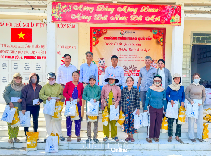 Phường Đô Vinh phối hợp trao 100 phần quà Tết cho các hộ có hoàn cảnh khó khăn