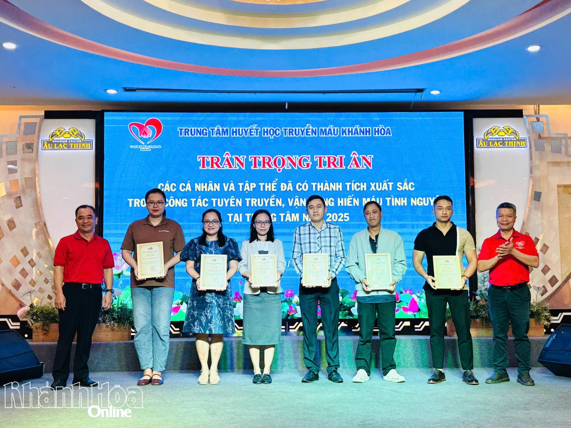 Lãnh  đạo Trung tâm Huyết học - Truyền máu Khánh Hoà tri  ân những tập thể có  thành  tích  xuất  sắc  trong  công  tác  hiến  máu  tình  nguyệnn