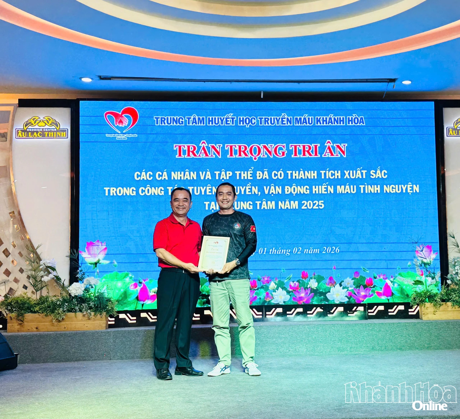 Lãnh  đạo Trung tâm Huyết học - Truyền máu Khánh Hoà tri  ân cá  nhân có  thành  tích  xuất  sắc  trong  công  tác  hiến  máu  tình  nguyện