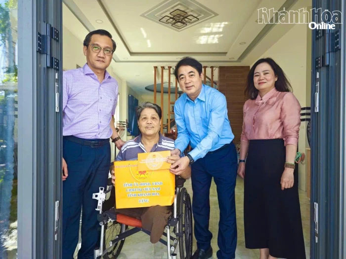 Bí thư Tỉnh ủy Nghiêm Xuân Thành trao quà Tết tại các xã, phường khu vực Vạn Ninh và Ninh Hòa