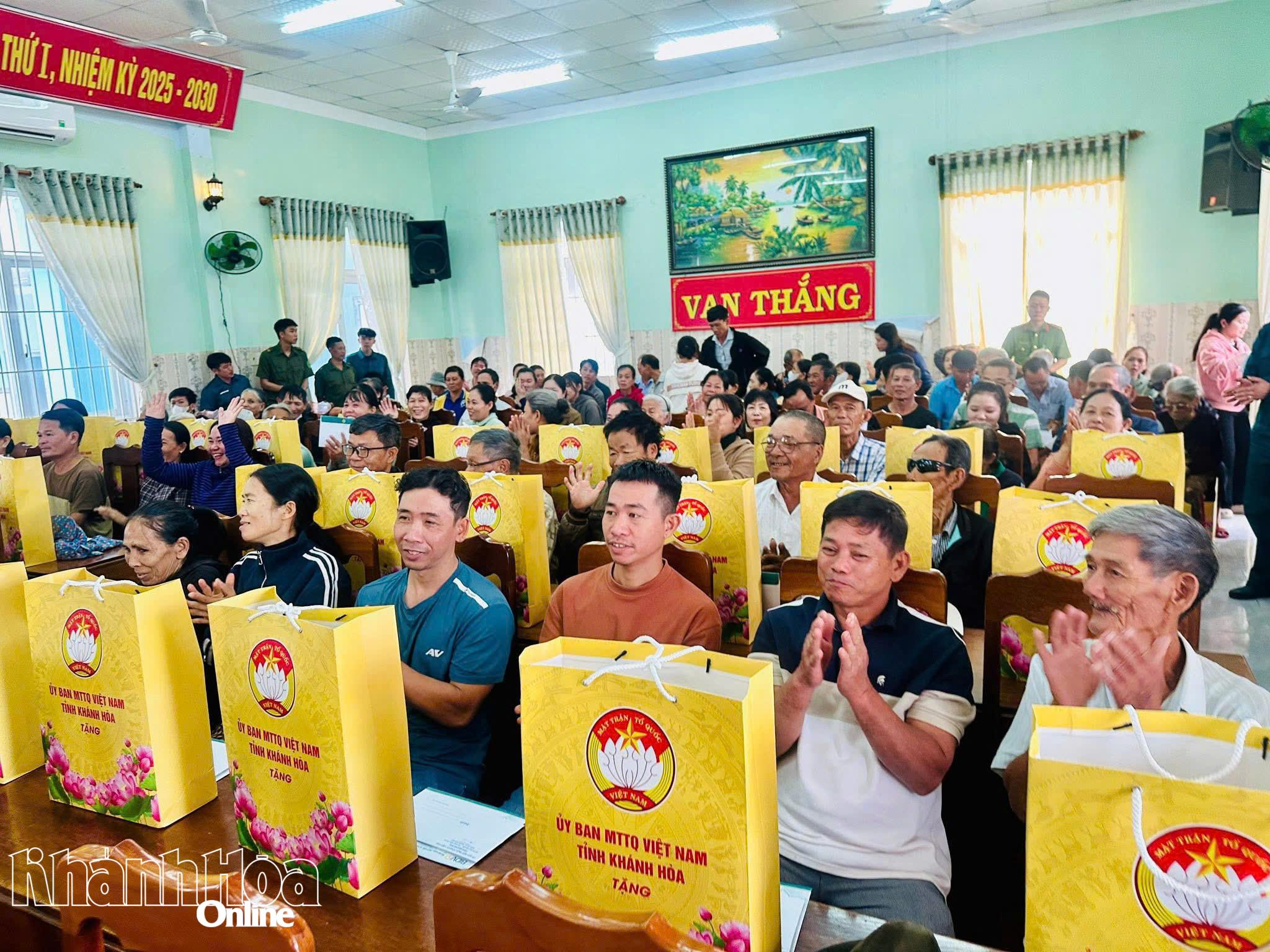 Người dân xã Vạn Thắng nhận qùa Tết