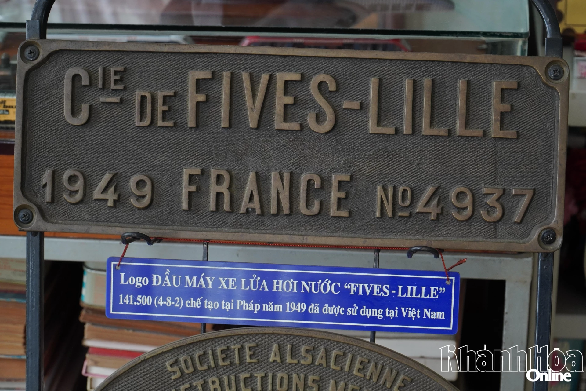 Logo đầu máy xe lửa hơi nước,
loại đầu máy sản xuất
tại Pháp năm 1949
và được sử dụng tại Việt Nam.