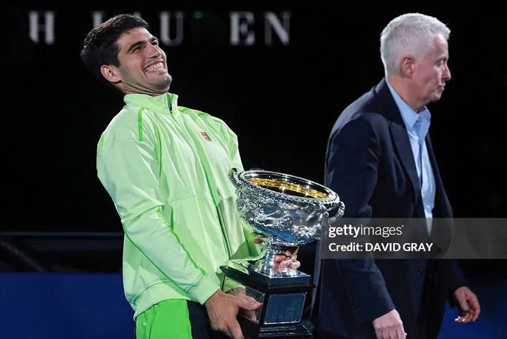 Alcaraz đã đánh bại Djokovic sau 4 set với tỷ số lần lượt 2-6, 6-2, 6-3, 7-5 tại chung kết Australian Open 2026. Nhờ vậy, tay vợt người Tây Ban Nha ngăn cản Nole giành được danh hiệu Grand Slam thứ 25 lịch sử.

