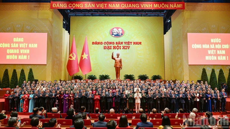 Ban Chấp hành Trung ương Đảng Cộng sản Việt Nam khóa XIV ra mắt Đại hội. (Ảnh DUY LINH)