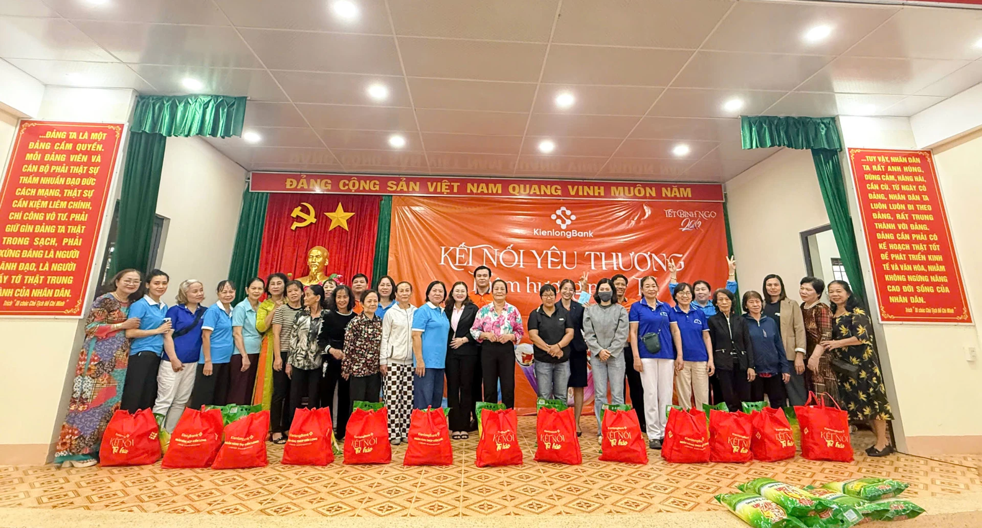 Trao quà cho phụ nữ có hoàn cảnh khó khăn.