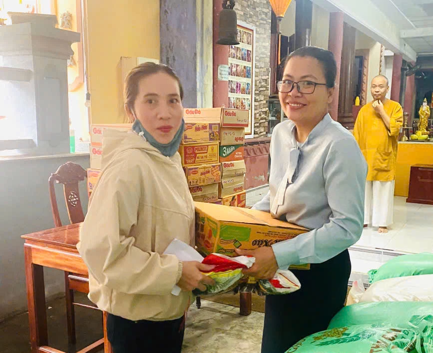 Lãnh đạo Hội Liên hiệp Phụ nữ xã Cam Lâm trao quà hỗ trợ người dân.