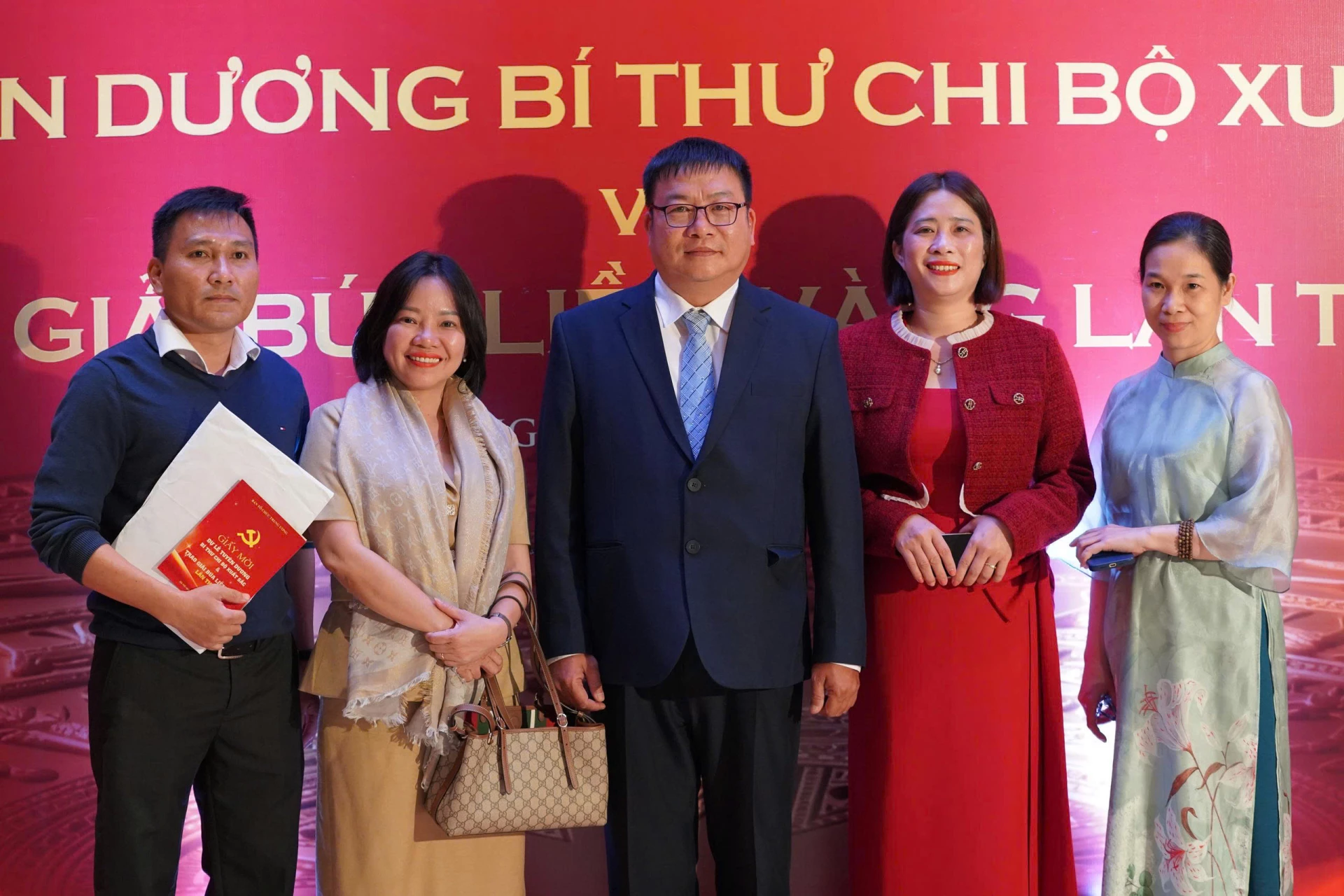 Trưởng Ban Tuyên giáo và Dân vận Tỉnh ủy Võ Hoàn Hải cùng Giám đốc Báo và Phát thanh, Truyền hình Khánh Hòa chụp ảnh cùng các tác giả đoạt giải.