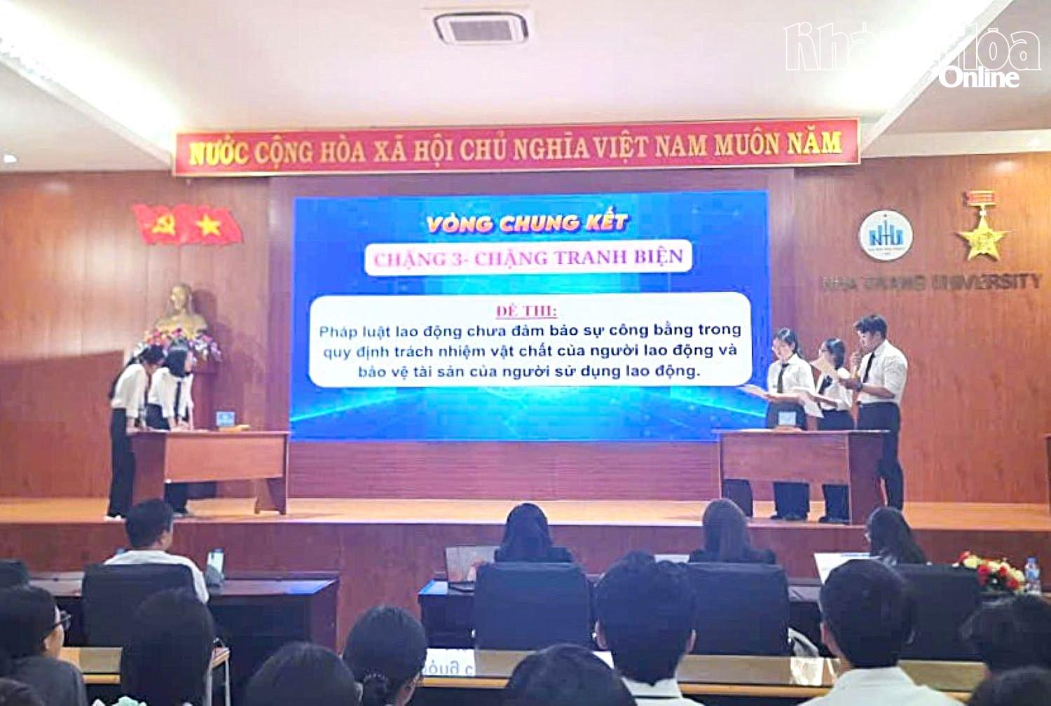 Các đội thi tranh biện. 