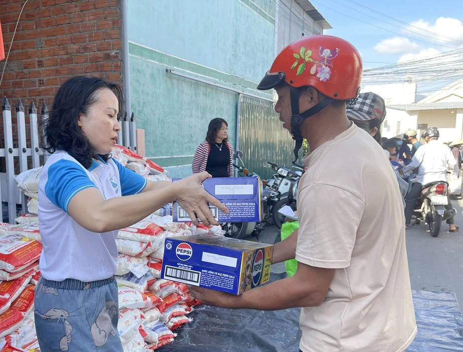 Những phần quà Tết được trao tặng đến người dân.