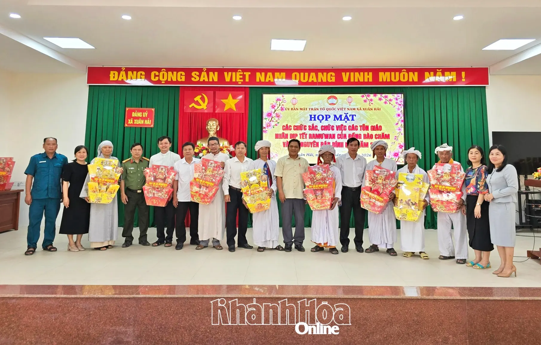 Lãnh đạo xã tặng quà cho các chức sắc, chức việc tôn giáo trên địa bàn.