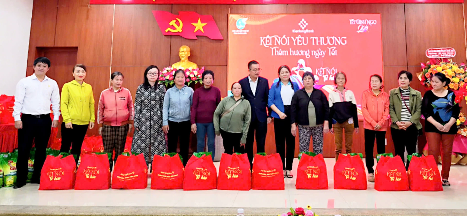 Những suất quà nhằm hỗ trợ các gia đình có thêm điều kiện vui xuân, đón Tết.