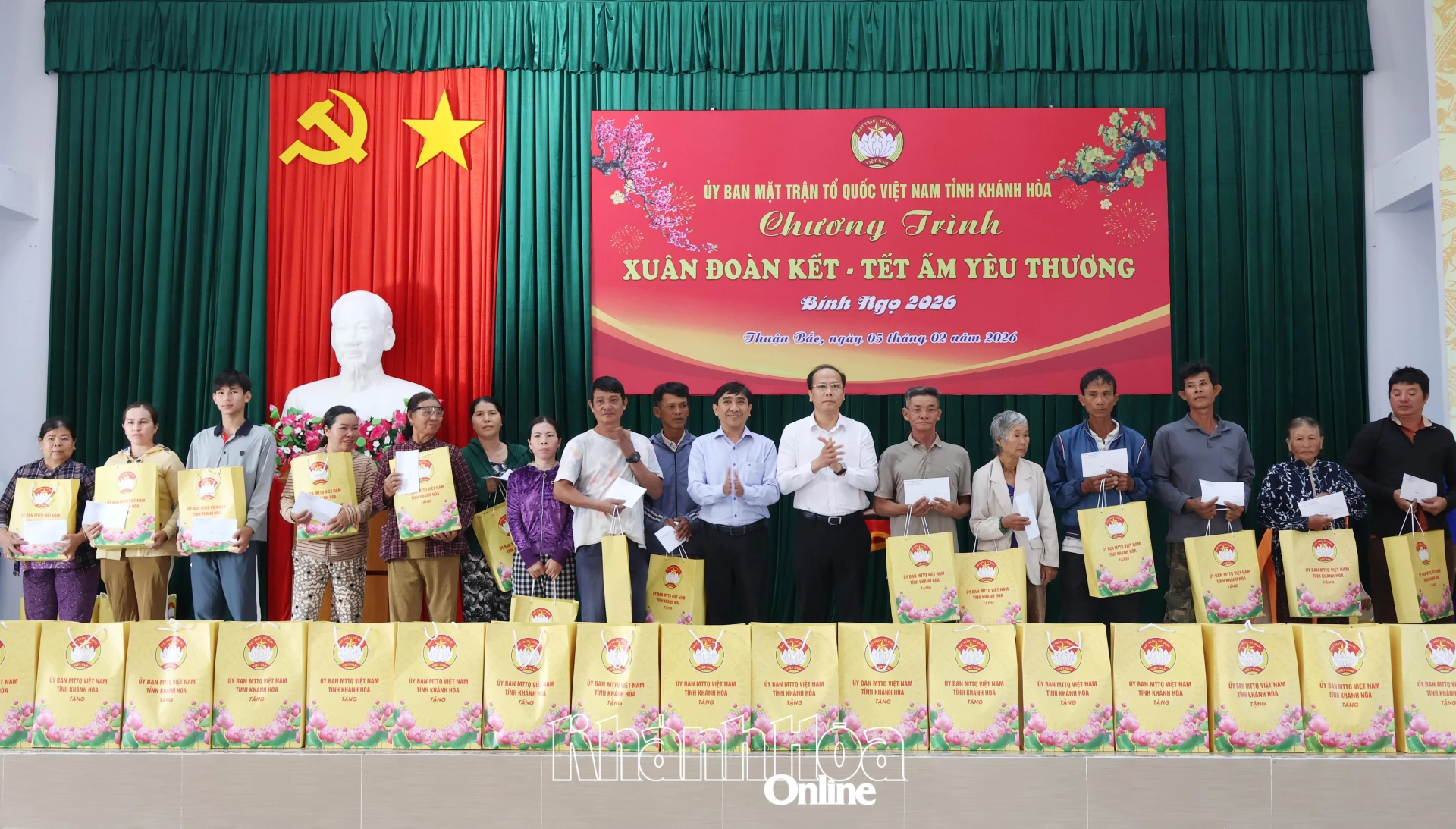 Trao 22.650 suất quà Tết cho người dân có hoàn cảnh khó khăn