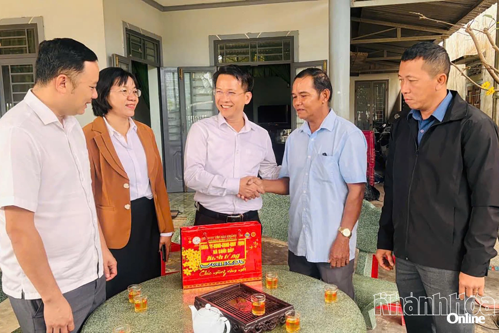 Đoàn đến trao quà cho ông Cao Thanh Liễu - Người có uy tín tại thôn Suối Lau 3.