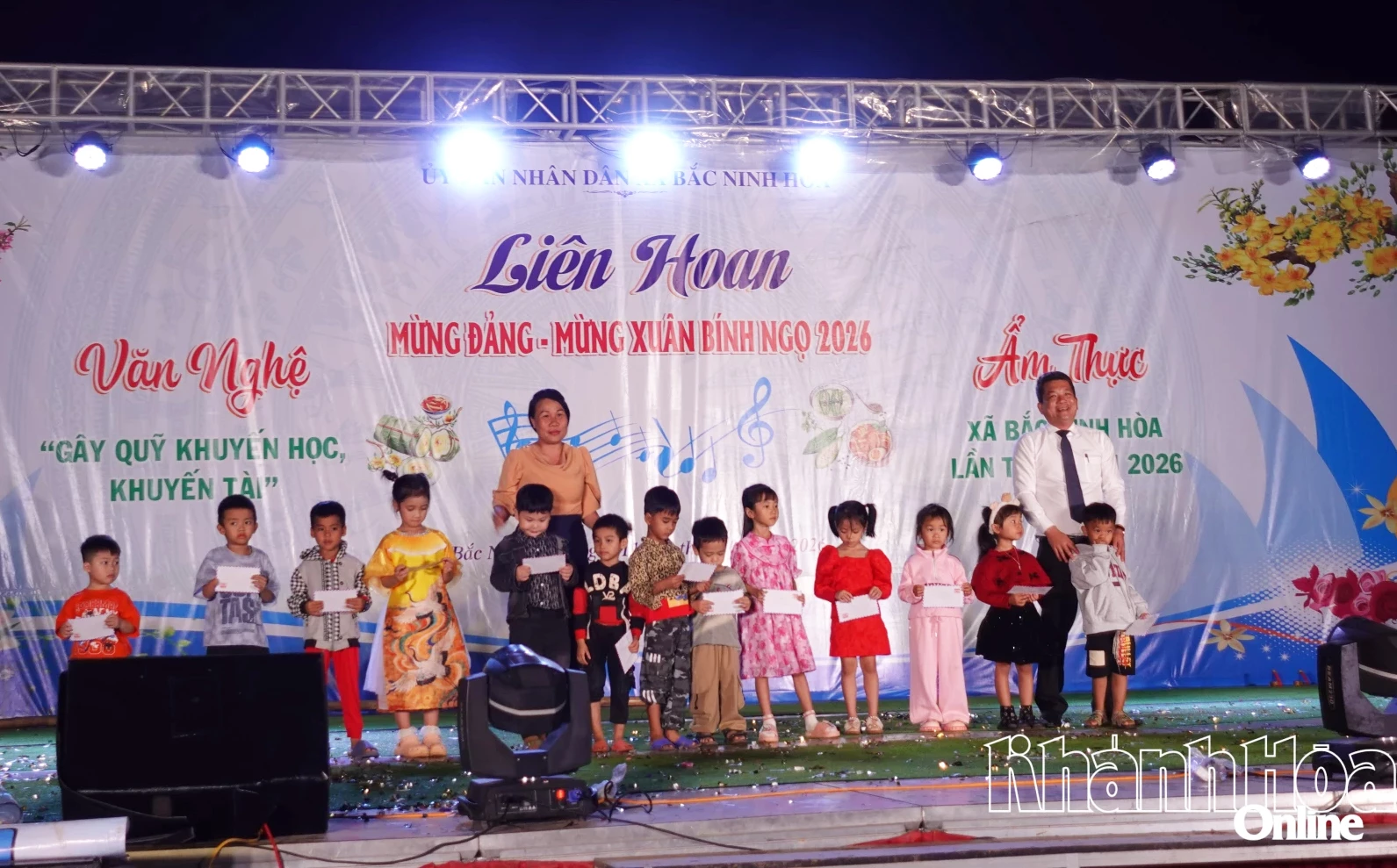 Lãnh đạo xã trao học bổng cho trẻ mầm non.