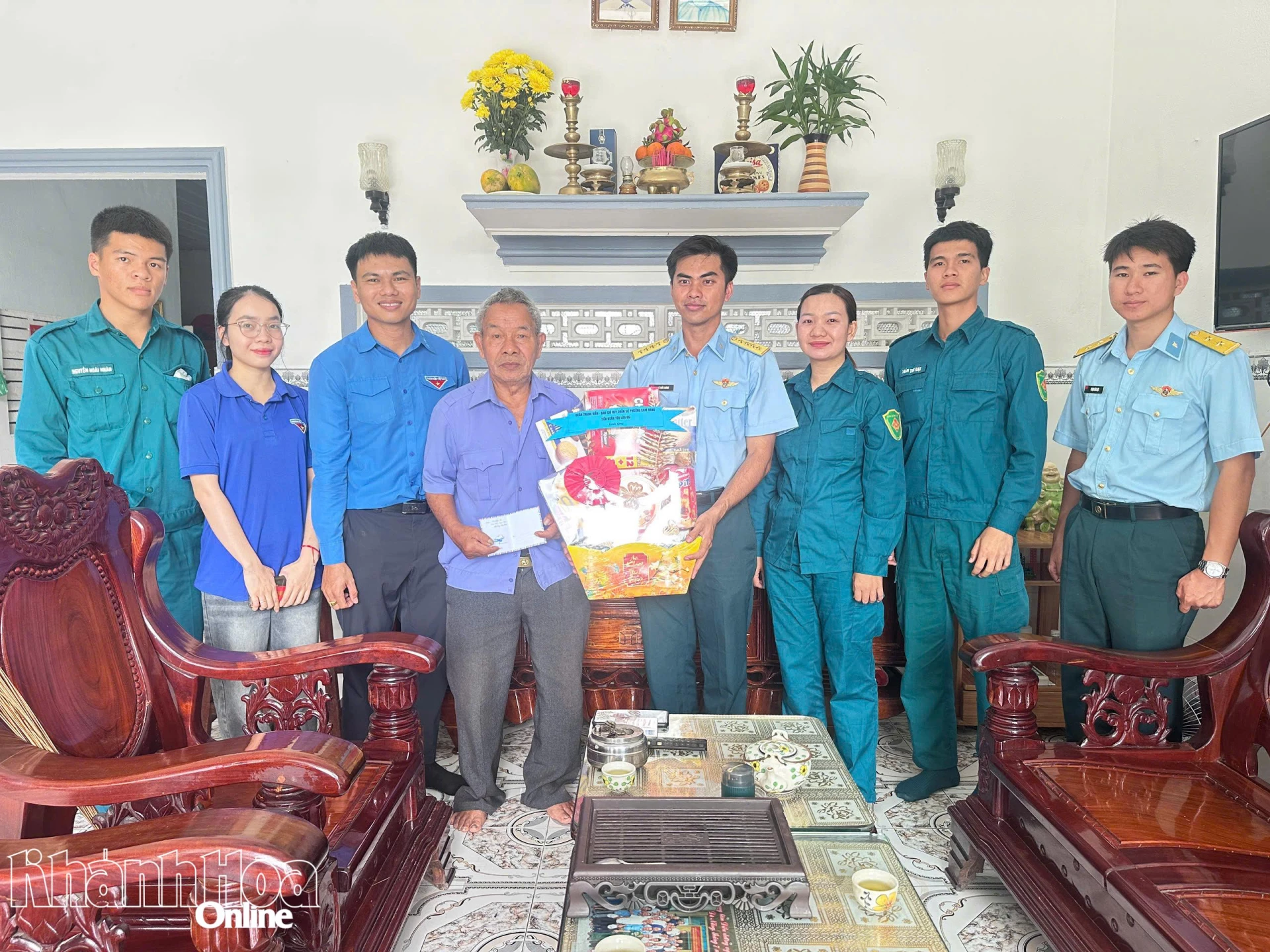 Đại diện các đơn vị tặng quà cho gia đình chính sách.