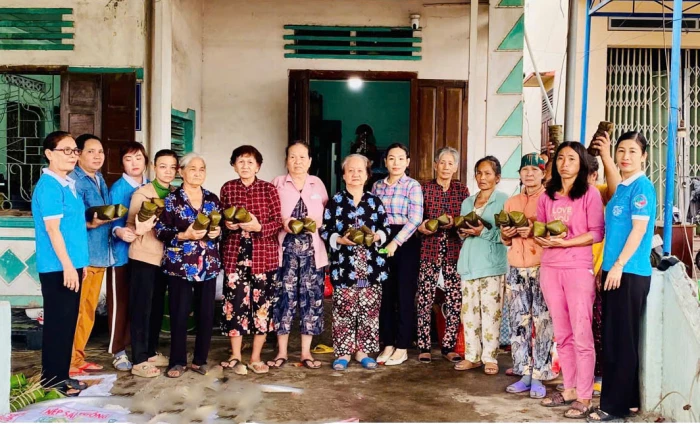 Hội Liên hiệp Phụ nữ xã Cam Lâm tặng 60 bánh chưng, bánh tét cho phụ nữ khó khăn