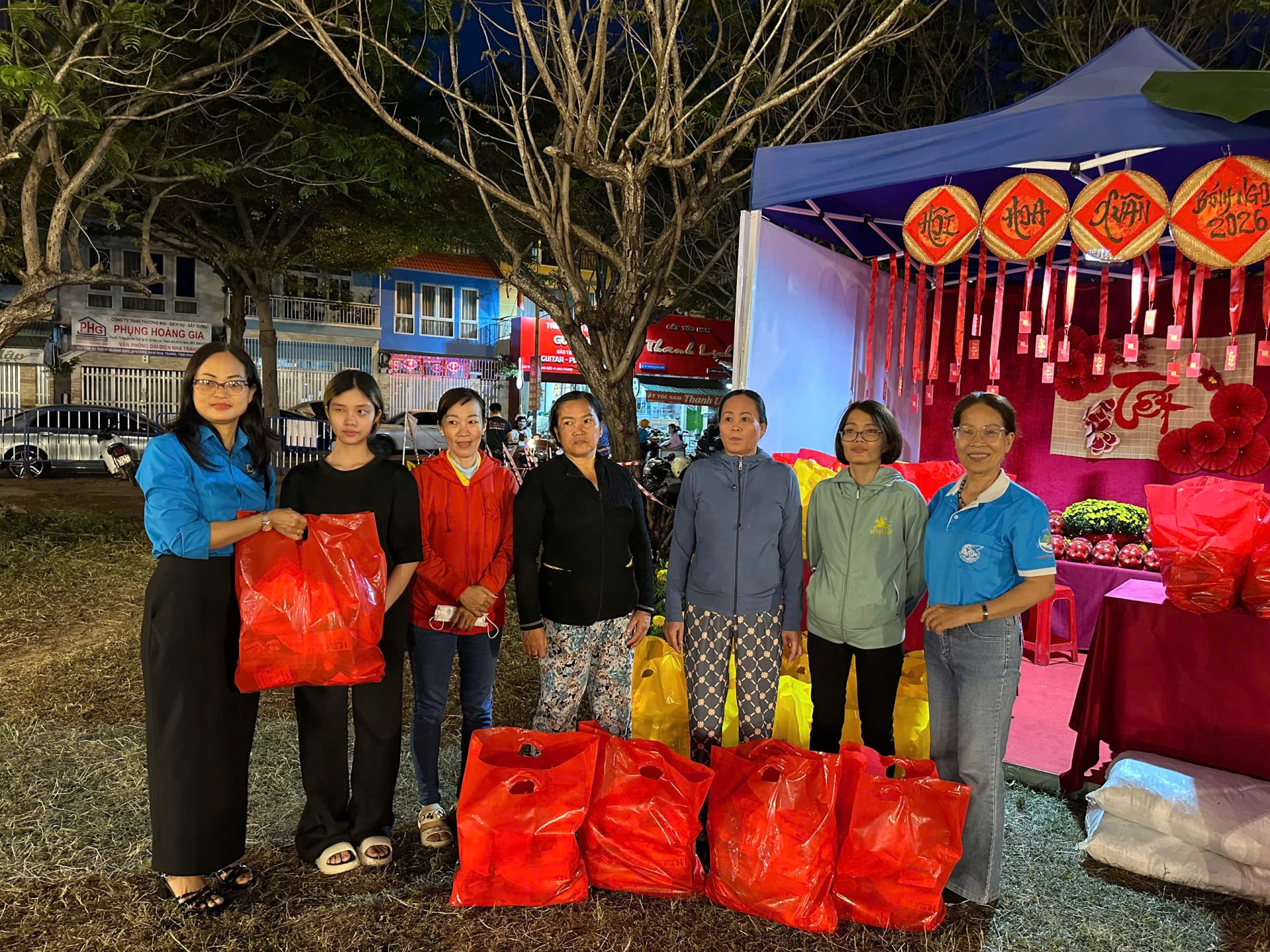 Những phần quà nhằm hỗ trợ người dân có điều kiện vui xuân đón Tết.