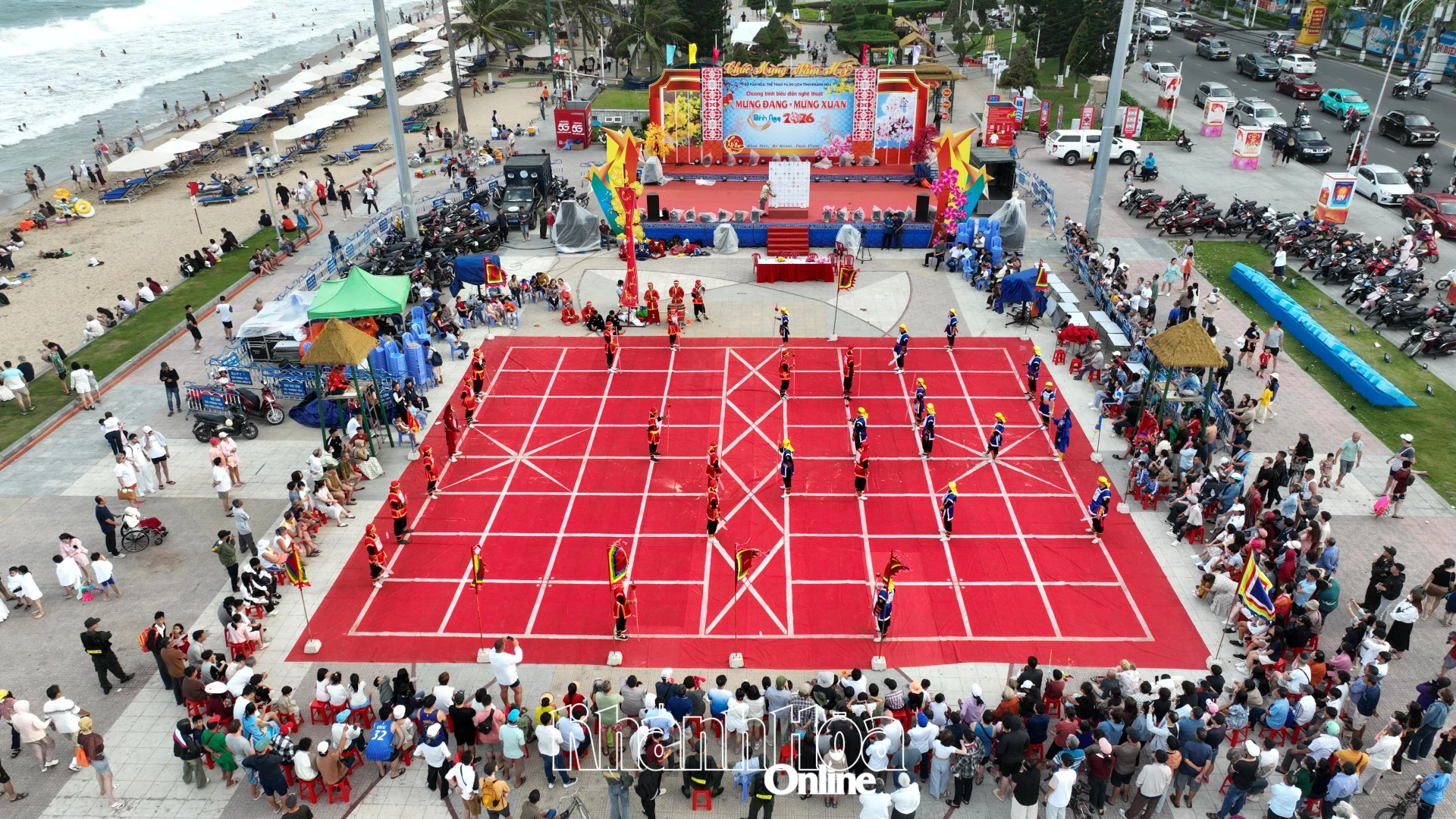 Human chess competition, a beautiful tradition on Tet days 