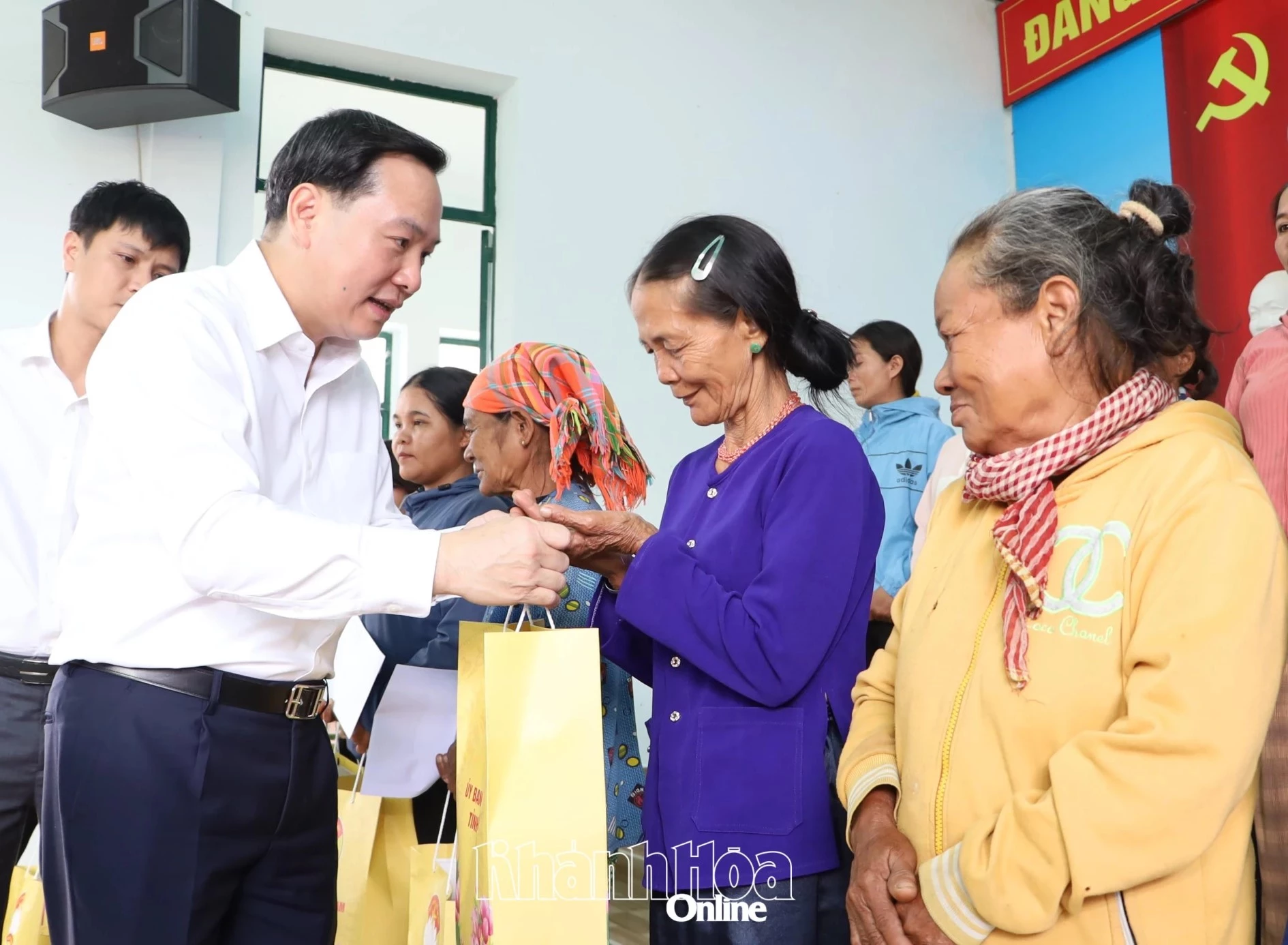 2 Đồng chí Hồ Xuân Trường tặng quà Tết cho người dân xã Bác Ái.